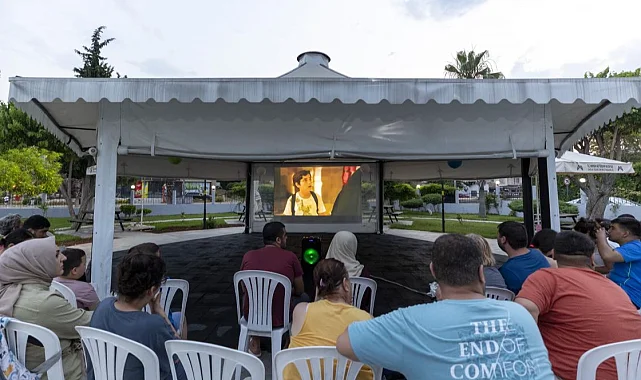 Mersin'de engelsiz sinema keyfi sürüyor