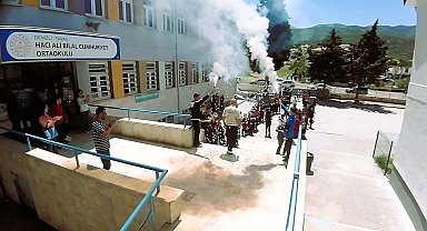 Meşale ve konfetilerle uğurlanan emektar öğretmenden duygulandıran öğütler