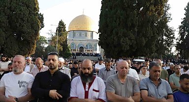 Mescid-i Aksa'da binlerce Müslüman bayram namazı kıldı