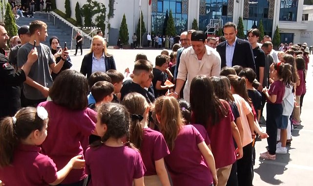 Mesut Özil, öğrencilerle bir araya geldi