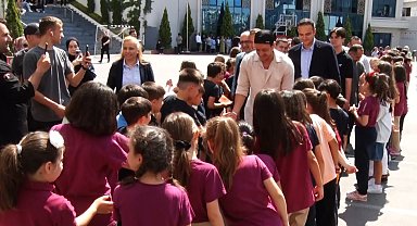 Mesut Özil, öğrencilerle bir araya geldi