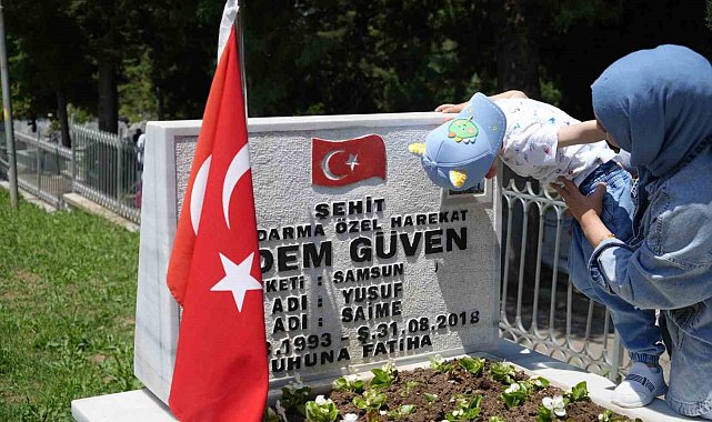 Mezarlıklarda Arefe yoğunluğu, şehitliklerde hüzün