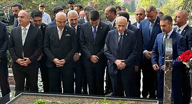MHP Genel Başkanı Bahçeli, Alparslan Türkeş'in kabrini ziyaret etti