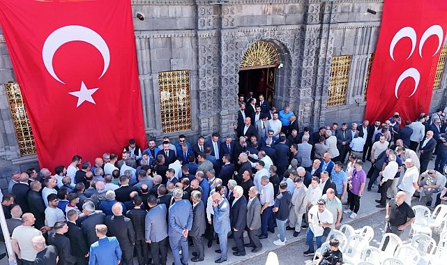 MHP'de bayramlaşma programına yoğun ilgi