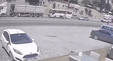 Midibüs, tırla çarpıştı: 2 yaralı