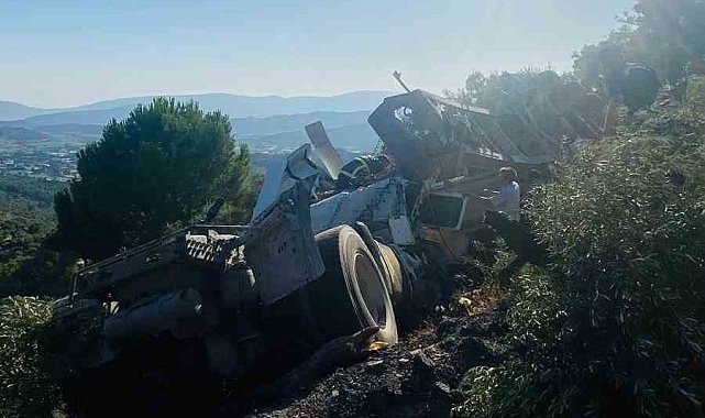 Milas'ta tır şarampole devrildi: sürücü ağır yaralandı