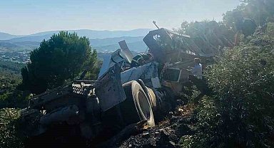 Milas'ta tır şarampole devrildi: sürücü ağır yaralandı