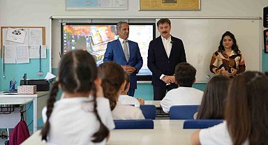 Milli Eğitim Bakanı Yusuf Tekin Bahçelievler'de öğrencilerin karne heyecanına ortak oldu