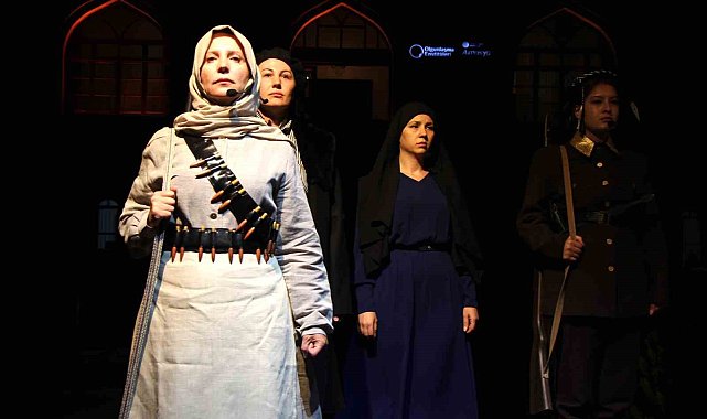Milli mücadele kahramanı kadınların kıyafetlerini yeniden tasarlayıp defilede mankenlik yaptılar