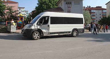 Minibüs ile çarpışan motosiklet sürücüsü hayatını kaybetti