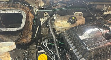 Minibüste çıkan yangın itfaiye ekiplerince söndürüldü