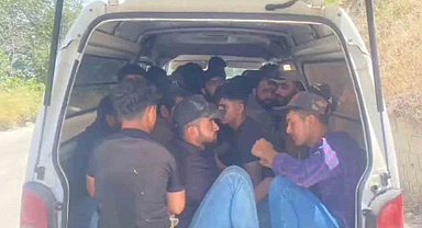 Minibüsü tıka basa göçmen dolduran şahıslar, yakayı ele verdi