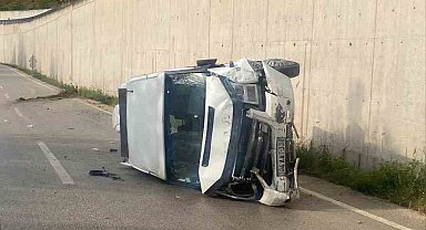 Minibüsün devrilmesi sorucu 10 kişi yaralandı