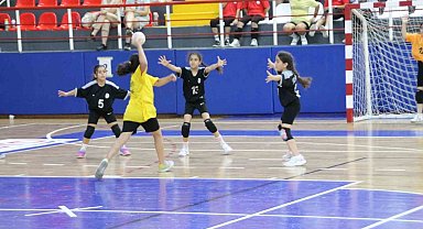 Minik Eller Hentbol Şenliğinde ödüller sahiplerini buldu