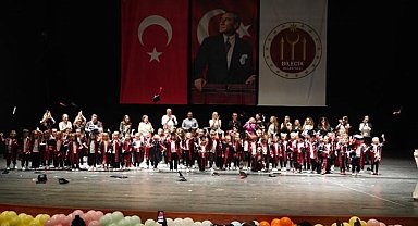 Minik öğrencilerin mezuniyet sevinci