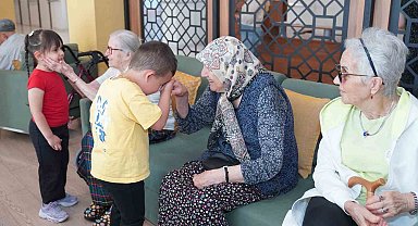 Minikler büyükleriyle bayramlaştı