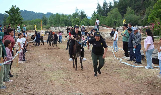 Motokros yarışında motosikletle birinci, diğer yarışmada eşekle sonuncu oldu