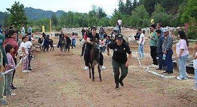 Motokros yarışında motosikletle birinci, diğer yarışmada eşekle sonuncu oldu