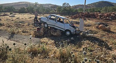 Motosiklet ile manevra yapan otomobil şarampole yuvarlandı: 5 yaralı