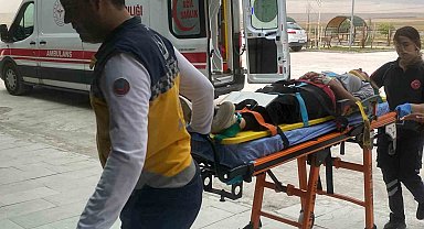 Motosiklet kaldırıma çarptı: 2 yaralı