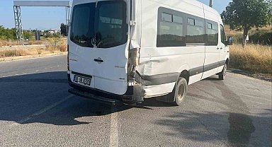 Motosiklet minibüse çarptı, sürücü ağır yaralandı