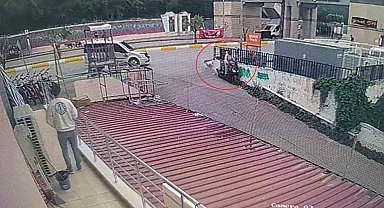 Motosiklet önce otomobile, ardından da duvara çarptı