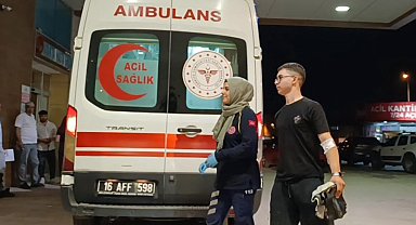 Motosiklet sürücüsü aracın altına girdi: 1 yaralı