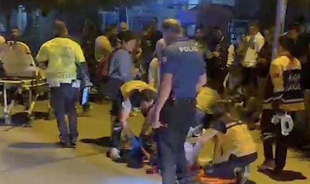 Motosiklet yayalara çarptı: 1'i çocuk, 3 yaralı