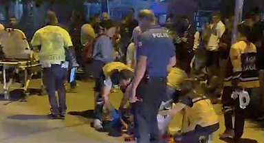 Motosiklet yayalara çarptı: 1'i çocuk, 3 yaralı