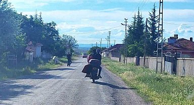 Motosikletle tehlikeli yolculuk cep telefonu kamerasına yansıdı