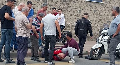 Motosikletli sürücü yayaya çarptı: O anlar kamerada