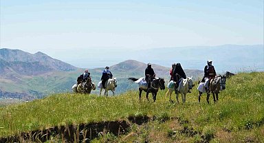Muş'ta koyunları sağmak için at sırtında 8 kilometre yol kat ediyorlar