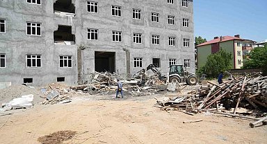 Muş'ta sundurma çöktü, 2 işçi yaralı