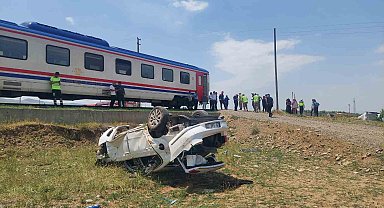 Muş'ta tren otomobile çarptı: 1 yaralı