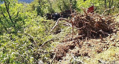 Nallıhan'da freni boşalan itfaiye aracı uçuruma yuvarlandı