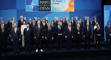 NATO Liderler Zirvesi'nde aile fotoğrafı çekildi