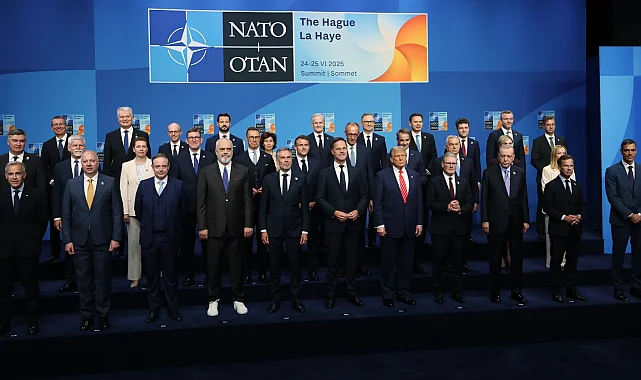 NATO Liderler Zirvesi'nde aile fotoğrafı çekildi