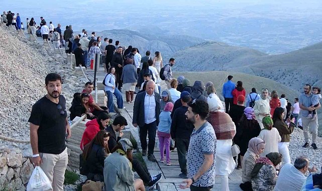 Nemrut Dağı Kurban Bayramı'nda binlerce turisti ağırladı