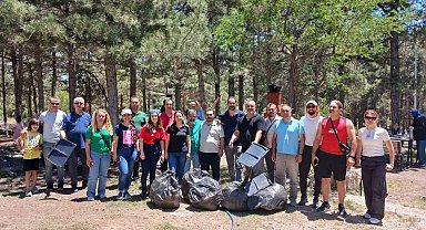 Niğde'de öğretmenlerden doğa için anlamlı etkinlik: Seminer kapsamında çöp topladılar