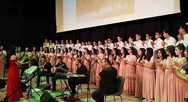 Niğde'de şiir ve müzik dolu akşam: 'Bir Nefes Şiir, Bir Ezgi Müzik' programı yoğun ilgi gördü