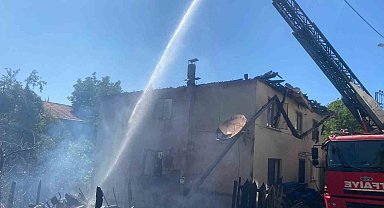 Ocaktan sıçrayan kıvılcımlar 5 evi yaktı