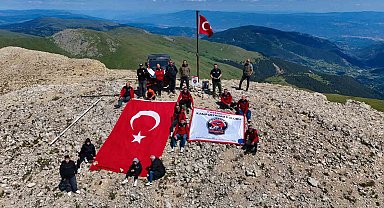 Off-road tutkunları 2 bin 587 rakımlı zirvedeki Türk bayrağını değiştirdi