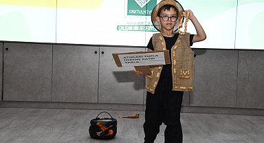 Öğrenciler atık malzemelerden tasarladıkları kıyafetlerle defile düzenledi