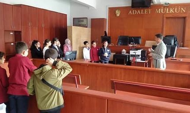 Öğrenciler duruşma salonunda hukuk ve adalet dersi yaptı