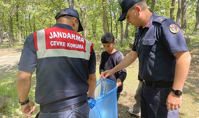 Öğrenciler jandarma ekipleriyle birlikte çöp topladı