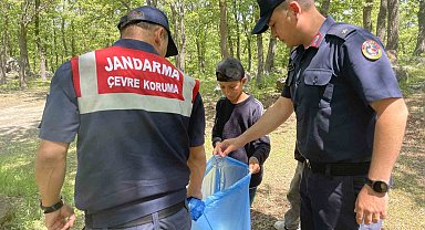 Öğrenciler jandarma ekipleriyle birlikte çöp topladı