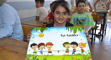 Öğrenciler karne mutluluğu yaşadı