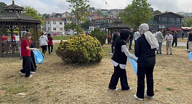 Öğrenciler sahilden poşet poşet çöp topladı