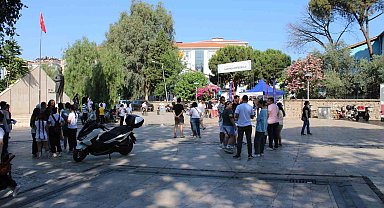 Öğrenciler sınavda veliler dışarıda ter döktü