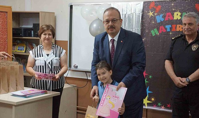 Öğrencilerin karnelerini Vali Canbolat verdi